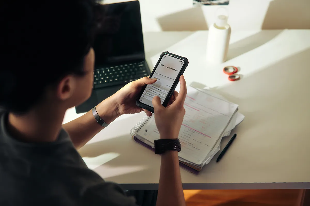 Schüler blickt im Unterricht aufs Smartphone