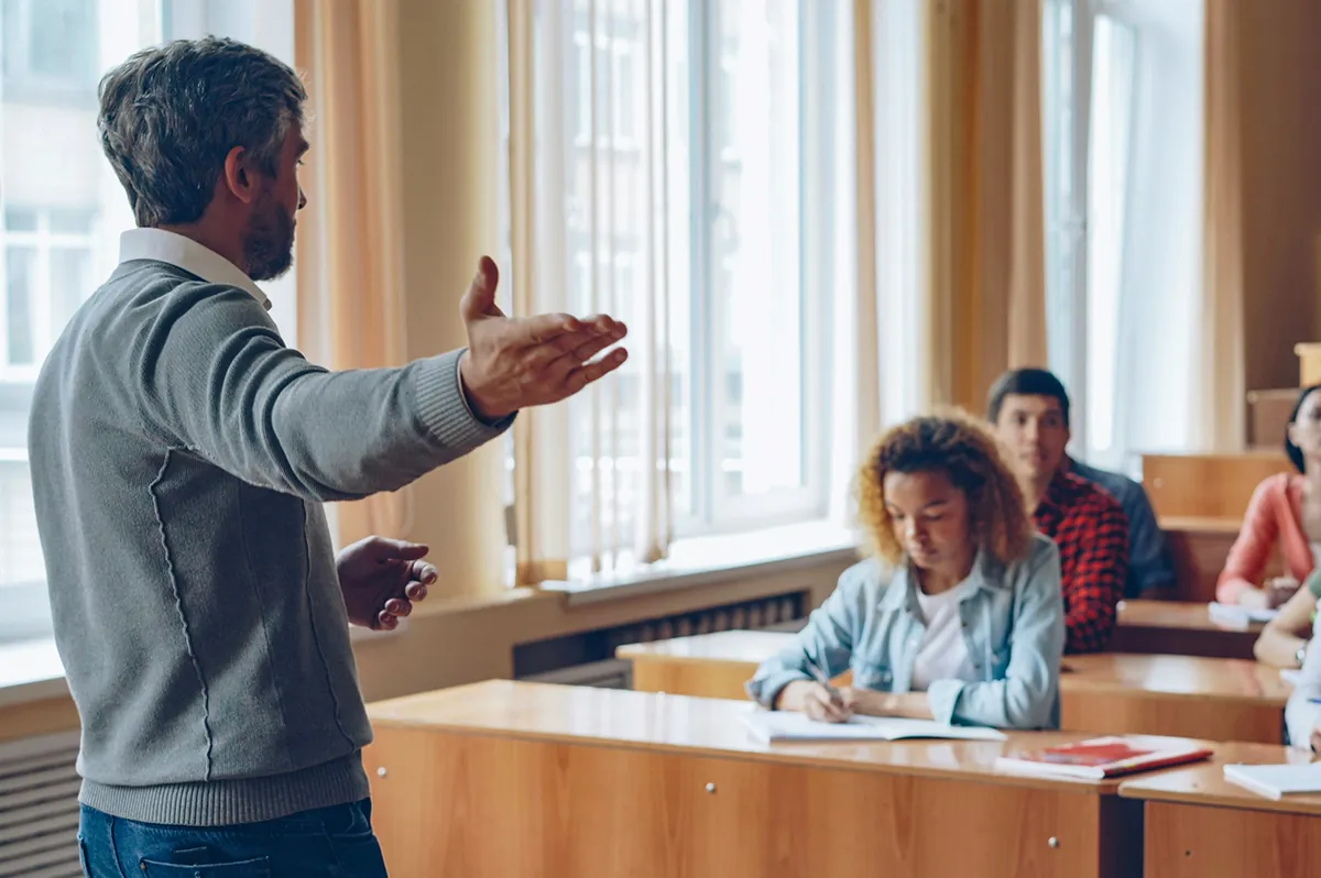 Lehrkraft unterrichtet vor der Klasse