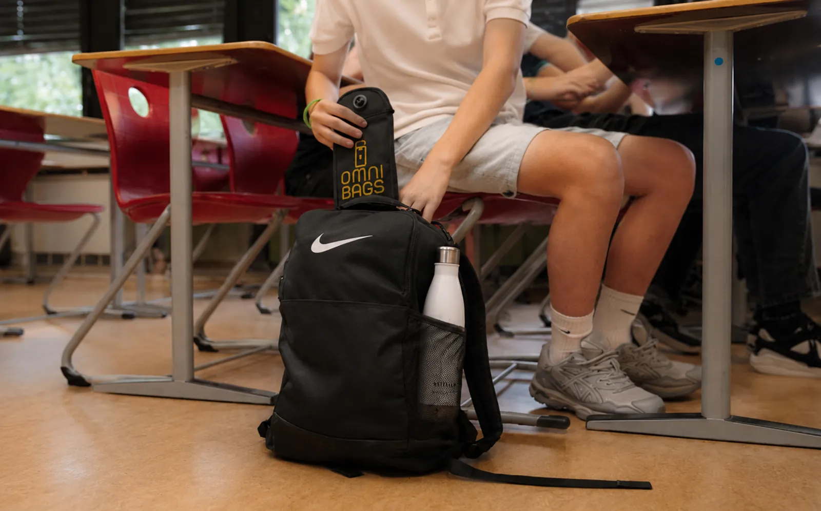 Schüler trägt die verschlossene OMNI-Bag bei sich